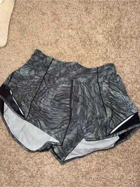 lululemon hotty hot 2.5 inch size 4 monochrome shorts!